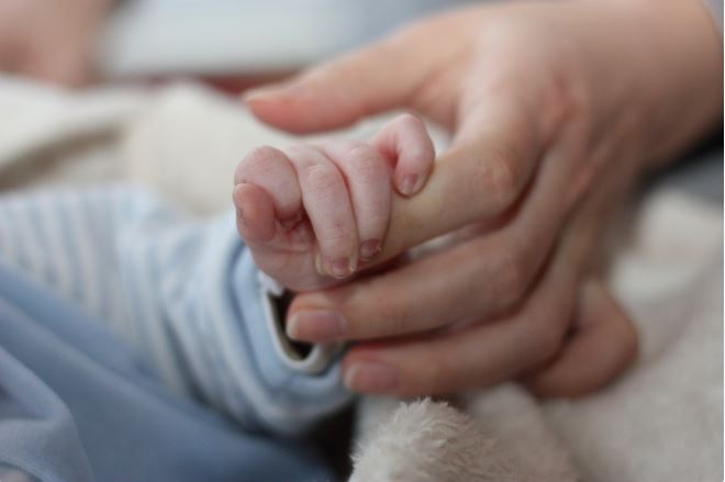 El progreso del bebe con sus manos en los dos primeros años de vida